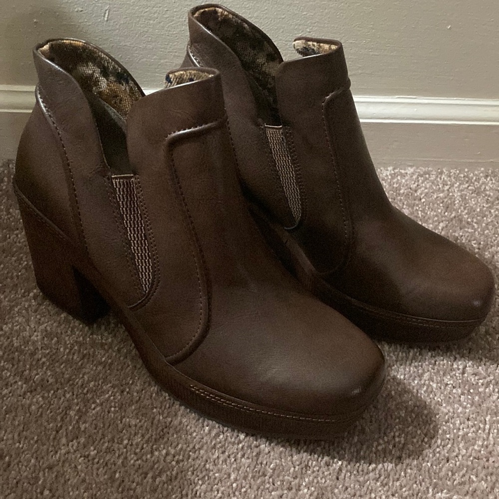 Korks Robin Platform Ankle Bootie Sz 8.5 New with box. 3.75 heel height
